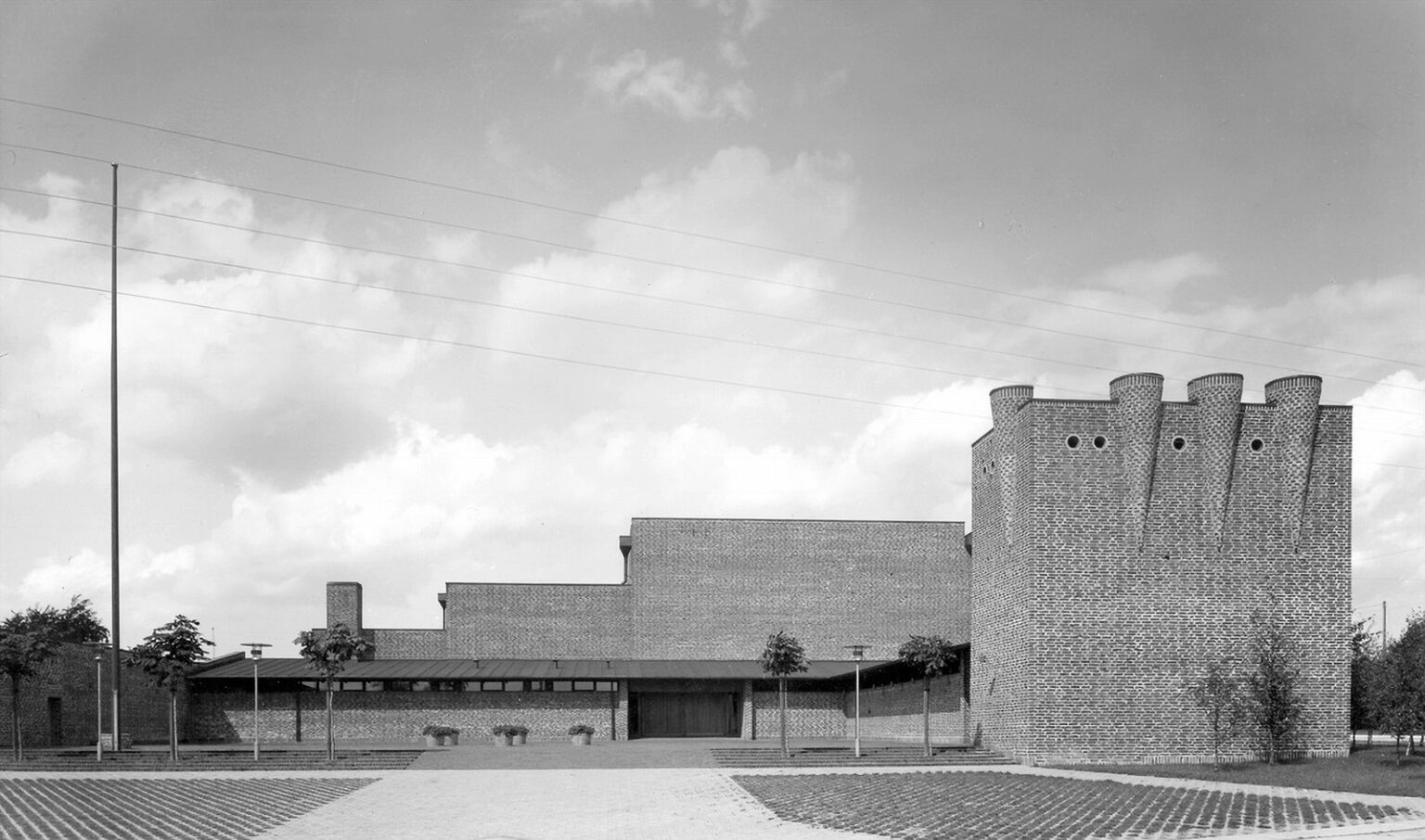 Islev Kirke i sort hvid med mursten og skyer af Keld Helmer Petersen