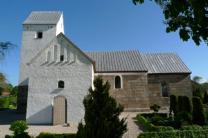 Kousted kirke og kirkelade